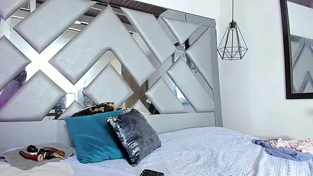 Lorenn Hill online show from 11.25.25