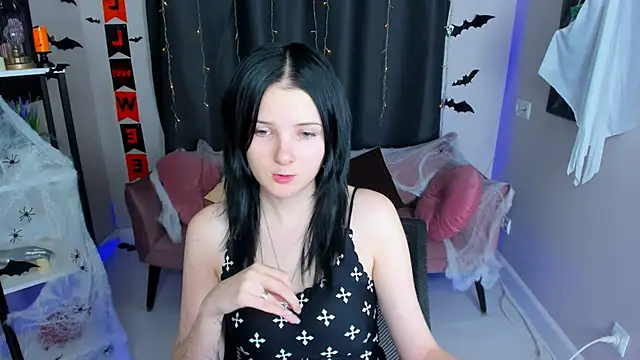 Snapshot of Leila_xxBaby chatting on 10.29.25 Leila xxBaby online show from 10.29.25