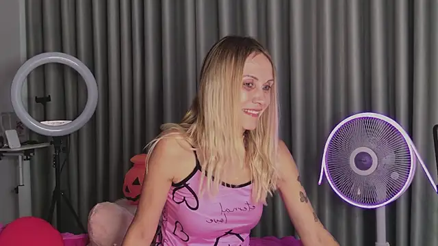 Snapshot of goddess_kate__ chatting on 10.28.25 goddess kate   online show from 10.28.25