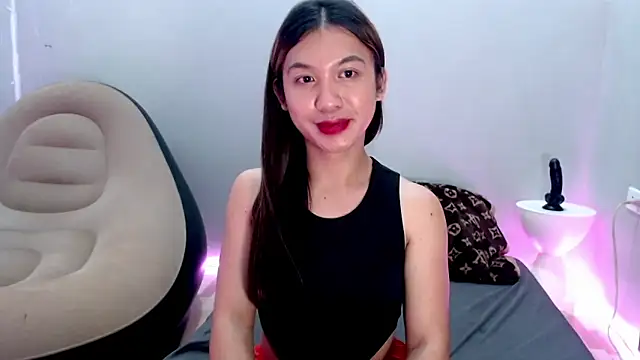 Snapshot of LucyApalla chatting on 09.25.25 LucyApalla online show from 09.25.25