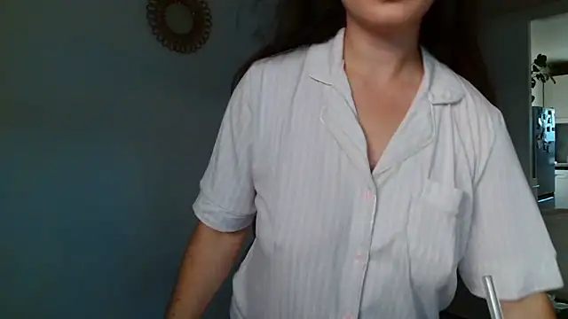 Snapshot of liloush__ chatting on 10.18.25 liloush online show from 10.18.25