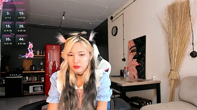 Snapshot of Korean_blink chatting on 10.24.25 Korean blink online show from 10.24.25