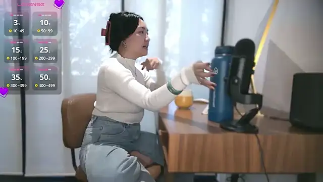 Snapshot of yuzhara chatting on 10.21.25 yuzhara online show from 10.21.25