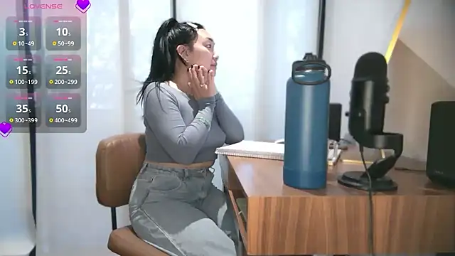 Snapshot of yuzhara chatting on 10.22.25 yuzhara online show from 10.22.25