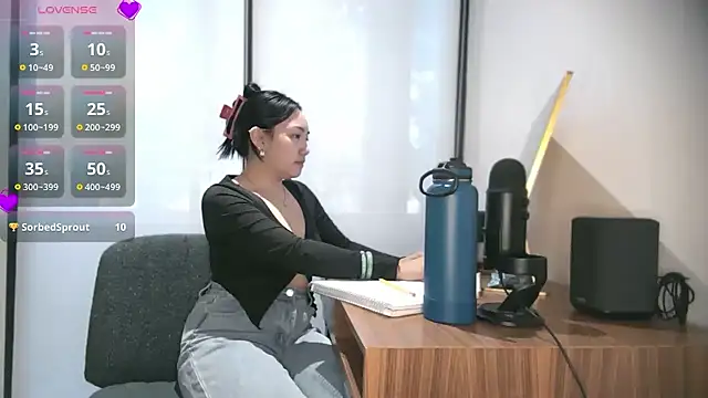 Snapshot of yuzhara chatting on 11.19.25 yuzhara online show from 11.19.25