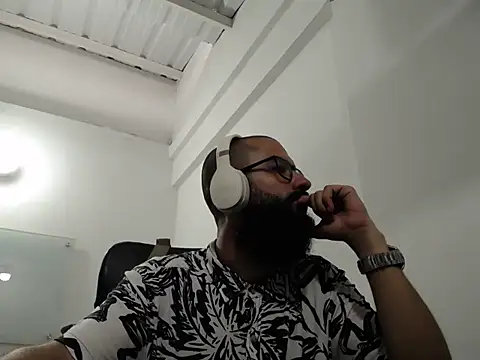 Snapshot of FranccoJ chatting on 11.04.25 FranccoJ online show from 11.04.25