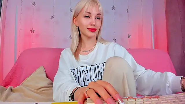 Snapshot of LisaFoxyMe chatting on 06.14.26 LisaFoxyMe online show from 06.14.26