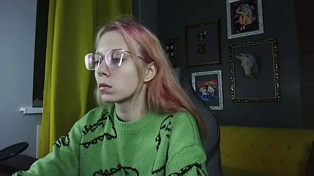 Snapshot of SakuraBliss chatting on 10.28.25 SakuraBliss online show from 10.28.25