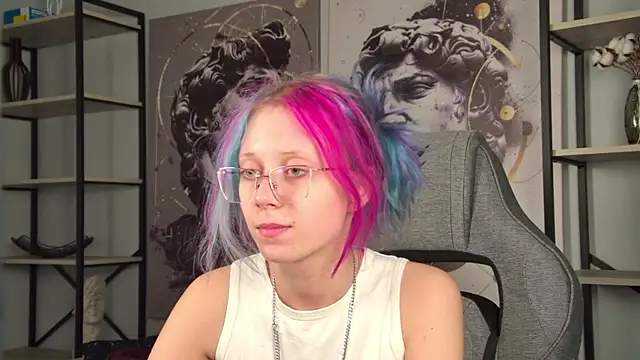 Snapshot of SakuraBliss chatting on 11.18.25 SakuraBliss online show from 11.18.25