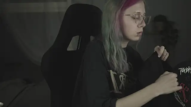 Snapshot of SakuraBliss chatting on 11.24.25 SakuraBliss online show from 11.24.25