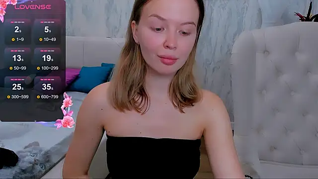 Snapshot of LaurennHill chatting on 09.09.25 LaurennHill online show from 09.09.25