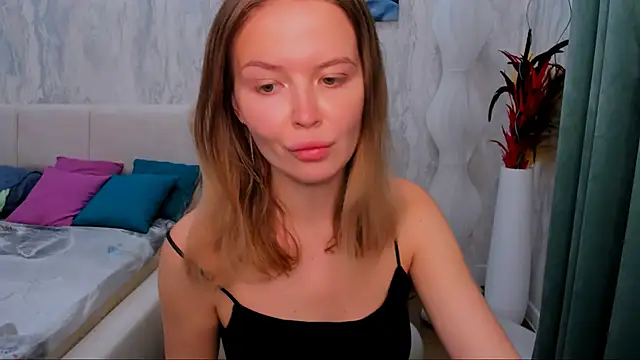 Snapshot of LaurennHill chatting on 09.15.25 LaurennHill online show from 09.15.25