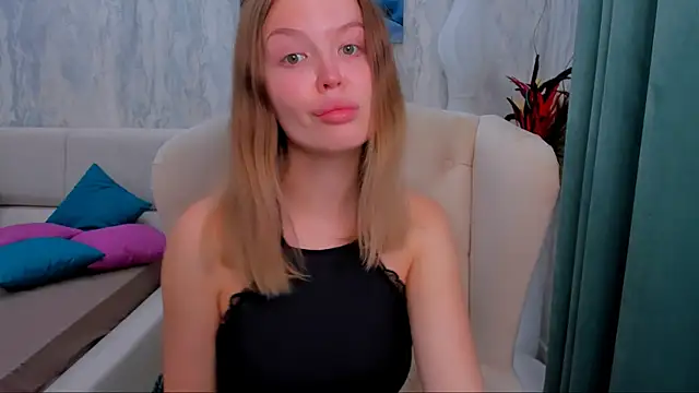 Snapshot of LaurennHill chatting on 09.19.25 LaurennHill online show from 09.19.25