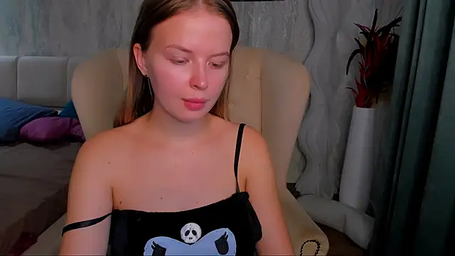 Snapshot of LaurennHill chatting on 09.23.25 LaurennHill online show from 09.23.25