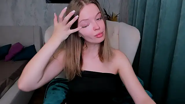 Snapshot of LaurennHill chatting on 10.12.25 LaurennHill online show from 10.12.25