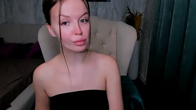Snapshot of LaurennHill chatting on 10.13.25 LaurennHill online show from 10.13.25