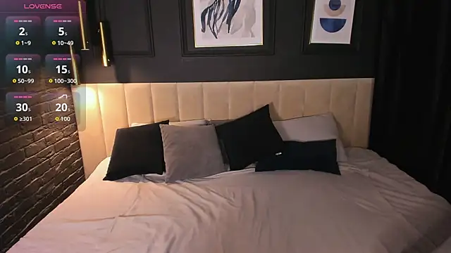 Julia Giulia online show from 04.10.26