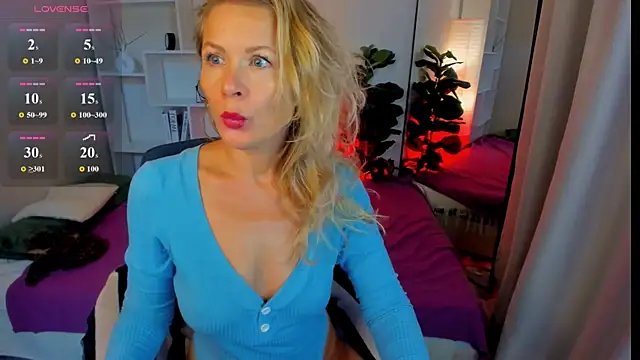 Snapshot of Julia_Giulia chatting on 06.25.26 Julia Giulia online show from 06.25.26