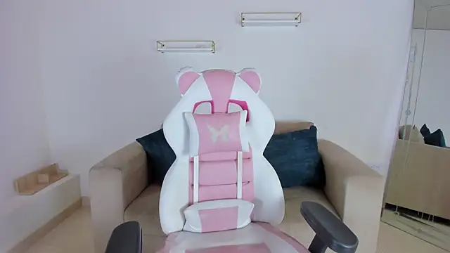 april smiith online show from 10.06.25