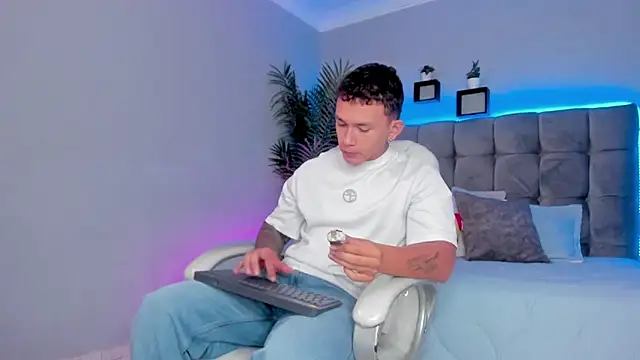 Snapshot of Thomas_moon chatting on 06.19.26 Thomas moon online show from 06.19.26
