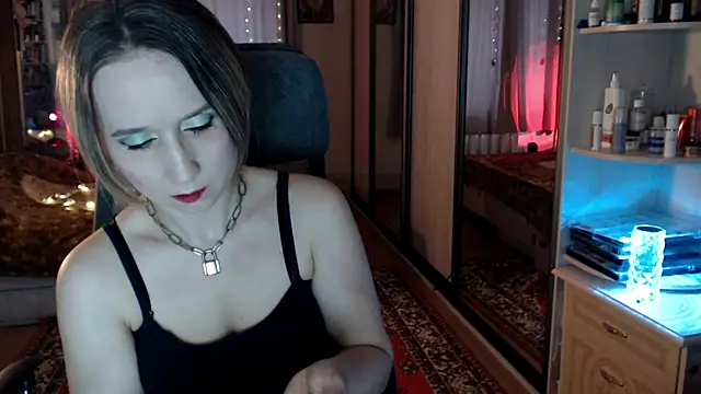 Snapshot of ClassyInna chatting on 11.18.25 ClassyInna online show from 11.18.25