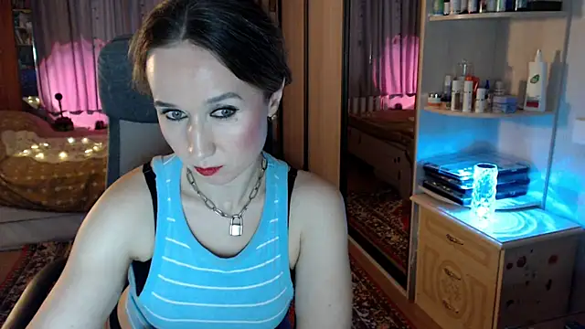 Snapshot of ClassyInna chatting on 11.28.25 ClassyInna online show from 11.28.25