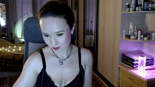 Snapshot of ClassyInna chatting on 12.04.25 ClassyInna online show from 12.04.25