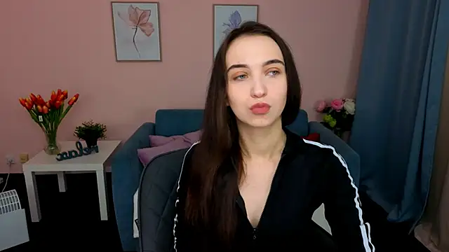 Snapshot of EllaSteele chatting on 10.19.25 EllaSteele online show from 10.19.25