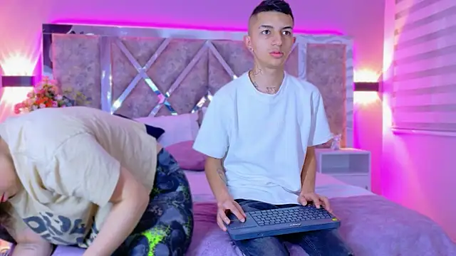 NickandAbby  online show from 10.06.25