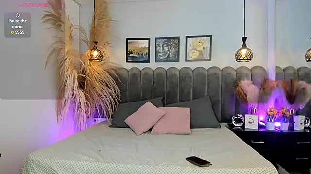 Snapshot of Viollet_xoxo chatting on 10.13.25 Viollet xoxo online show from 10.13.25