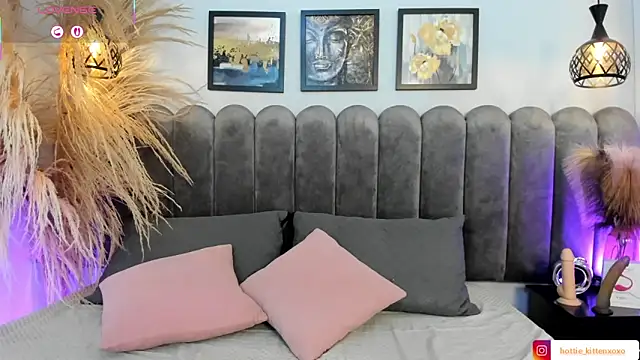 Snapshot of Viollet_xoxo chatting on 10.14.25 Viollet xoxo online show from 10.14.25