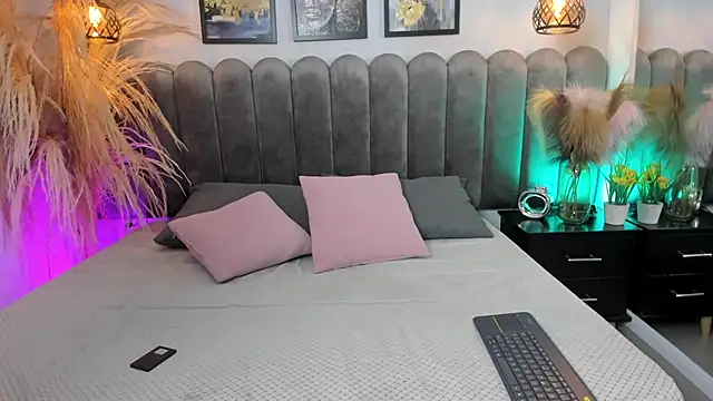 Snapshot of Viollet_xoxo chatting on 10.15.25 Viollet xoxo online show from 10.15.25