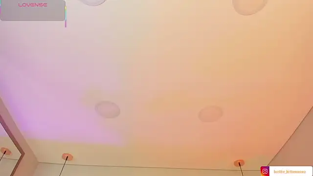 Snapshot of Viollet_xoxo chatting on 10.17.25 Viollet xoxo online show from 10.17.25