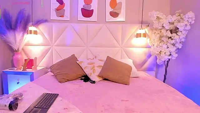 Snapshot of Viollet_xoxo chatting on 10.22.25 Viollet xoxo online show from 10.22.25