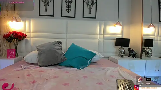 Snapshot of Viollet_xoxo chatting on 10.27.25 Viollet xoxo online show from 10.27.25