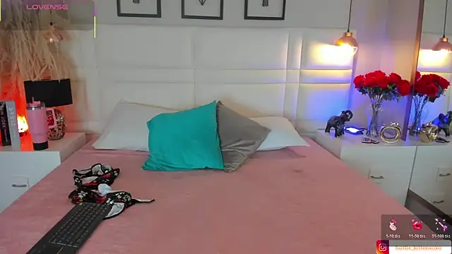 Snapshot of Viollet_xoxo chatting on 11.22.25 Viollet xoxo online show from 11.22.25