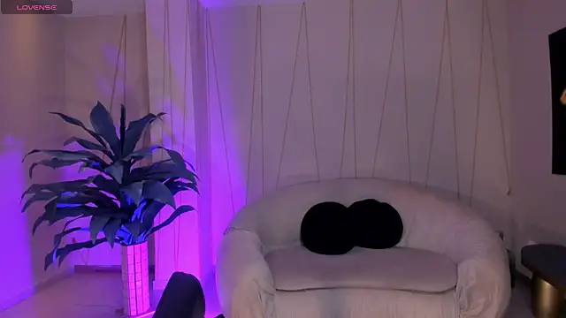 MiaLaurence online show from 11.03.25