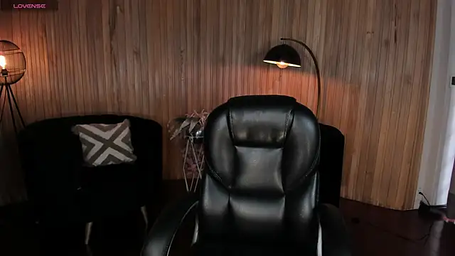 MiaLaurence online show from 06.05.26