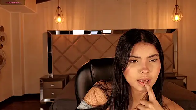 MiaLaurence online show from 06.10.26