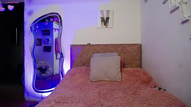 Snapshot of solpeich chatting on 10.17.25 solpeich online show from 10.17.25