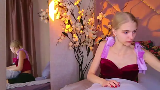 4example Chloe online show from 10.29.25