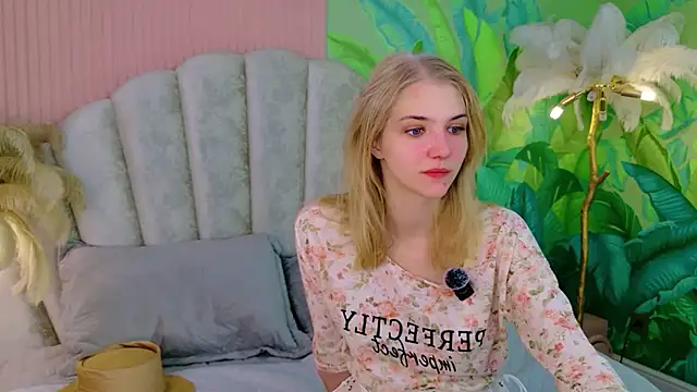 Snapshot of 4example_Chloe chatting on 06.28.26 4example Chloe online show from 06.28.26