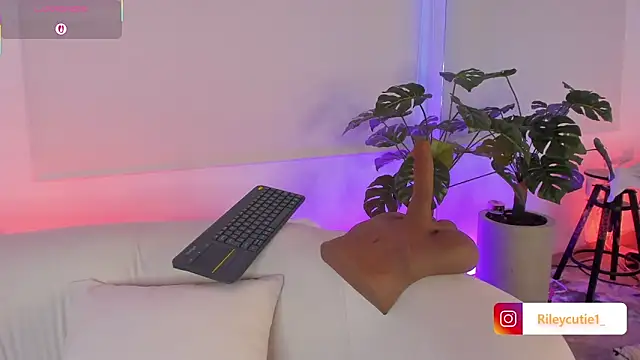 Cutie Riley online show from 12.02.25