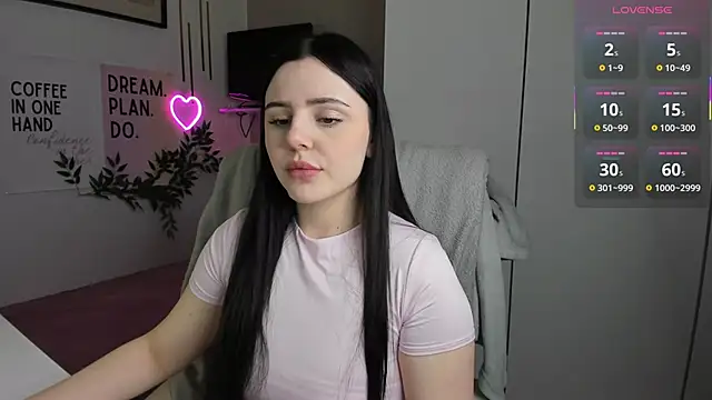 LiaWoow online show from 11.18.25