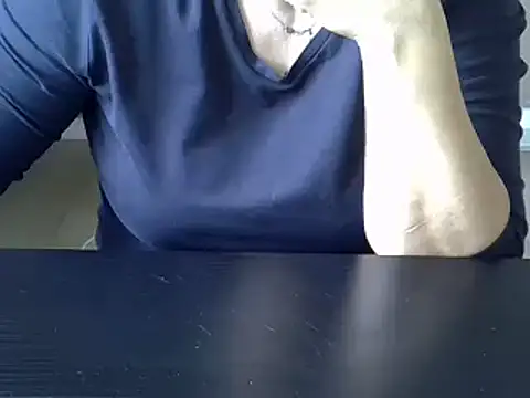 Snapshot of ITALIANASISIXX chatting on 10.22.25 ITALIANASISIXX online show from 10.22.25