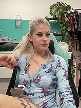 Snapshot of TheRealJessyLey chatting on 11.02.25 TheRealJessyLey online show from 11.02.25