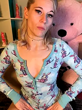 Snapshot of TheRealJessyLey chatting on 11.07.25 TheRealJessyLey online show from 11.07.25