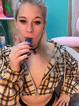 Snapshot of TheRealJessyLey chatting on 11.13.25 TheRealJessyLey online show from 11.13.25