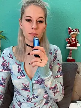 Snapshot of TheRealJessyLey chatting on 11.26.25 TheRealJessyLey online show from 11.26.25