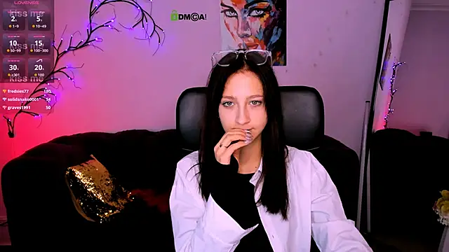 Snapshot of lau_ra_queen chatting on 12.15.25 lau ra queen online show from 12.15.25